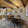 Отель Lake Creek Cabin, фото 36