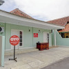 Отель OYO 90571 Dewi Guest House Syariah, фото 1