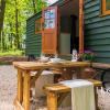 Отель Red Kite Retreat - Allium - Shepherds Hut 2, фото 7