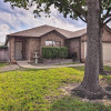 Отель San Antonio Getaway ~ 18 Mi to Dtwn + Pool!, фото 17