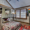 Отель Er26 - Sasquatch Inn - Great Location! Close To Town Resort Pool! 2 Bedroom Cabin by RedAwning, фото 16