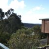 Отель Lorne Cottages Ocean Views - Log Fires & Spas, фото 6