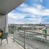 Отель QV Sunny New Apt with Balcony -976, фото 8