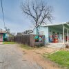 Отель 1950s Retro Retreat in Llano w/ Screened Porch! в Ллано