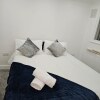 Отель Charming 3-bed House in Staines, фото 7