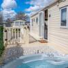 Отель Tattershall Lakes Private Hot Tub Lodge - Sleeps 6 в Уаддингтон