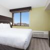 Отель Holiday Inn Express & Suites Mississauga-Toronto Southwest, an IHG Hotel, фото 3