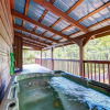 Отель Scenic Solitude 1 Bedroom Home with Hot Tub, фото 8
