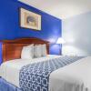 Отель Econo Lodge Inn & Suites Airport, фото 18