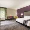 Отель La Quinta Inn & Suites by Wyndham Clifton Park, фото 17