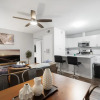 Отель Stylish 1BR Near UT Highland Evonify, фото 14
