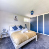 Отель Contemporary 4 Bedroom Detached House With Parking and City Links, фото 9