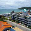 Отель Apartamento com 03 dormitórios meia quadra do mar, фото 1