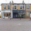 Отель Stunning 2 Bed House W/patio nr Battersea, фото 1