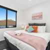 Отель A Luckie Charm - 5-Bedroom Townhouse, фото 2