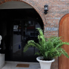 Отель Lion's Den Hotel, фото 1