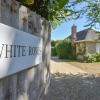 Отель White Roses a dog Friendly Retreat for two, фото 1