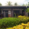 Отель Coconut Grove Beachfront Cottages, фото 1