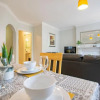 Отель Lovely 2 Bed Apartment with Parking, фото 2