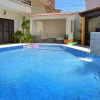Отель Sleeps22-garden-hottub-pool-barbecue-jacuzzi, фото 15