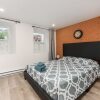 Отель 3 Bedroom Loft in Downtown Free parking в Монреале