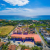 Отель Sea La Vie In West Bay 1 Bedroom Condo, фото 13
