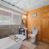 Отель West Haus Escape 3 Bedroom Home by NW Comfy Cabins by RedAwning, фото 5