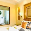 Отель BluO 1BHK - DLF Galleria | BathTub, Balcony, Suite, фото 5