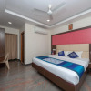 Отель Famous Residency by OYO, фото 6