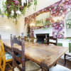Отель The Wonderland Townhouse - Amazing Alice in Wonderland 8BDR Home, фото 12