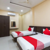 Отель OYO 28247 Hotel SMR Palace, фото 15