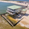 Отель Shamrock Shores Bottom Floor - Large gulf front deck and a private sea wall for fishing! Rent as a 4, фото 18
