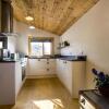 Отель Laurel Lodge - 2 Bedroom Log Cabin - St Florence - Tenby, фото 2