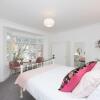 Отель Light and spacious three bedroom house in Margate close to beach and amenities в Маргите