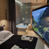Отель Glass House Hot Tub Apartments, фото 9