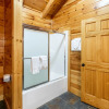 Отель SmokyStays 6 Bedroom Cabin, фото 11