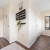Отель Stunning Ensuite Room In Isleworth TW7, фото 1