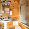 Отель Cades Cove by AvantStay Treetop Haven in Smokey Mountains w Hot Tub Game Room Home Theatre, фото 6