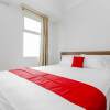 Отель Reddoorz @ Apartement Margonda Residence 5, фото 4