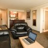 Отель Woodlands Inn & Suites, фото 4