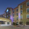 Отель Days Inn & Suites by Wyndham San Antonio near Frost Bank Center в Сан-Антонио