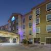 Отель Days Inn & Suites by Wyndham San Antonio near Frost Bank Center, фото 1