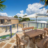 Отель Kallaroo, 3 Kallaroo Street- great house with views, pool, WIFI and aircon, фото 16