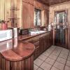 Отель Country Cabin, 2 Bedrooms, Fireplace, Midtown, Sleeps 6, фото 3
