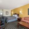 Отель Days Inn & Suites by Wyndham Warner Robins Near Robins AFB, фото 6