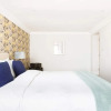 Отель The Queen's Gate Gardens - Modern 2BDR Flat next to National History Museum, фото 2
