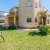 Отель Appealing Holiday Home In Sant Pere Pescador With Garden, фото 13