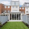 Отель Gorgeous 5BR home with garden and parking in Battersea, фото 1