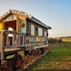 Отель 2 x Double Bed, Glamping Wagon in Dalby Forest, фото 1