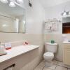 Отель Econo Lodge Inn & Suites Airport, фото 25